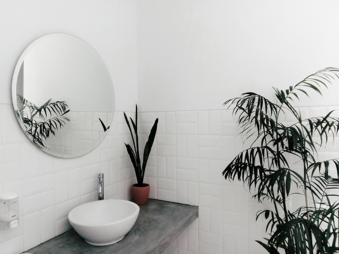 Jak optymalnie wykorzystać przestrzeń w małej łazience – praktyczne porady