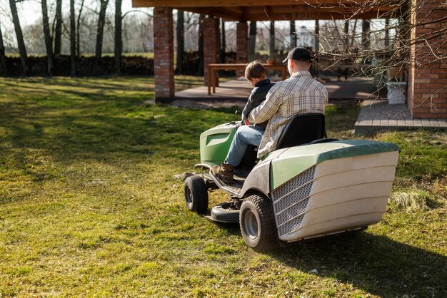 Jak wybrać odpowiednią kosiarkę do swojego ogrodu: Porady i wskazówki dla ogrodników