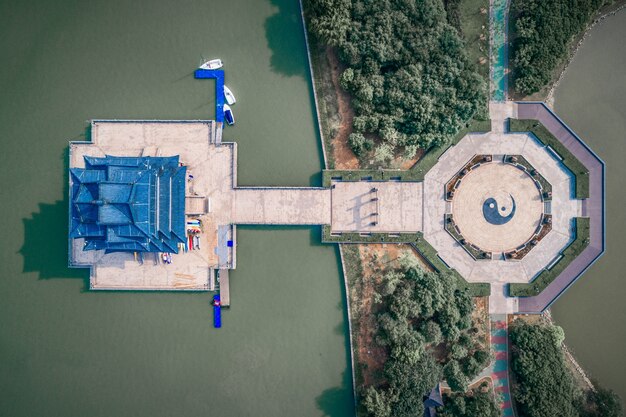 Jakie są zalety posiadania dwukomorowego zbiornika na ścieki?