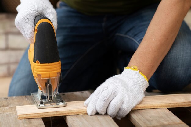 Jakie akcesoria są niezbędne do prawidłowego montażu desek tarasowych?